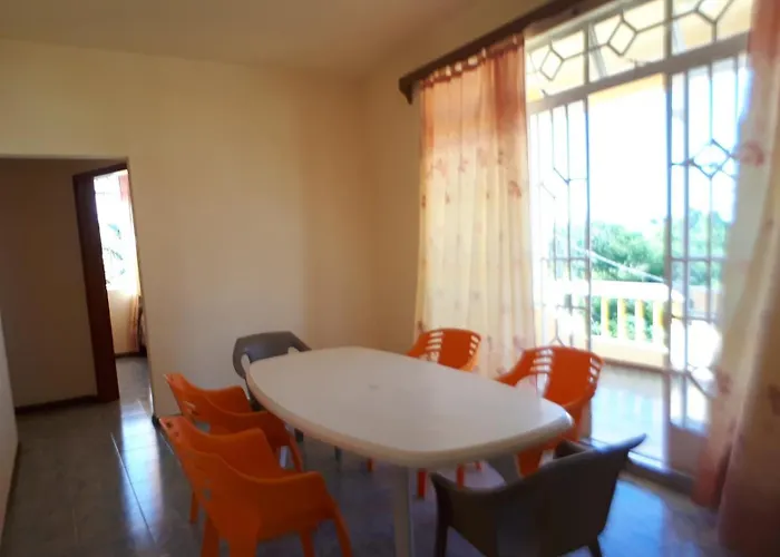Allamanda Apartments - 100M Bain Boeuf Beach